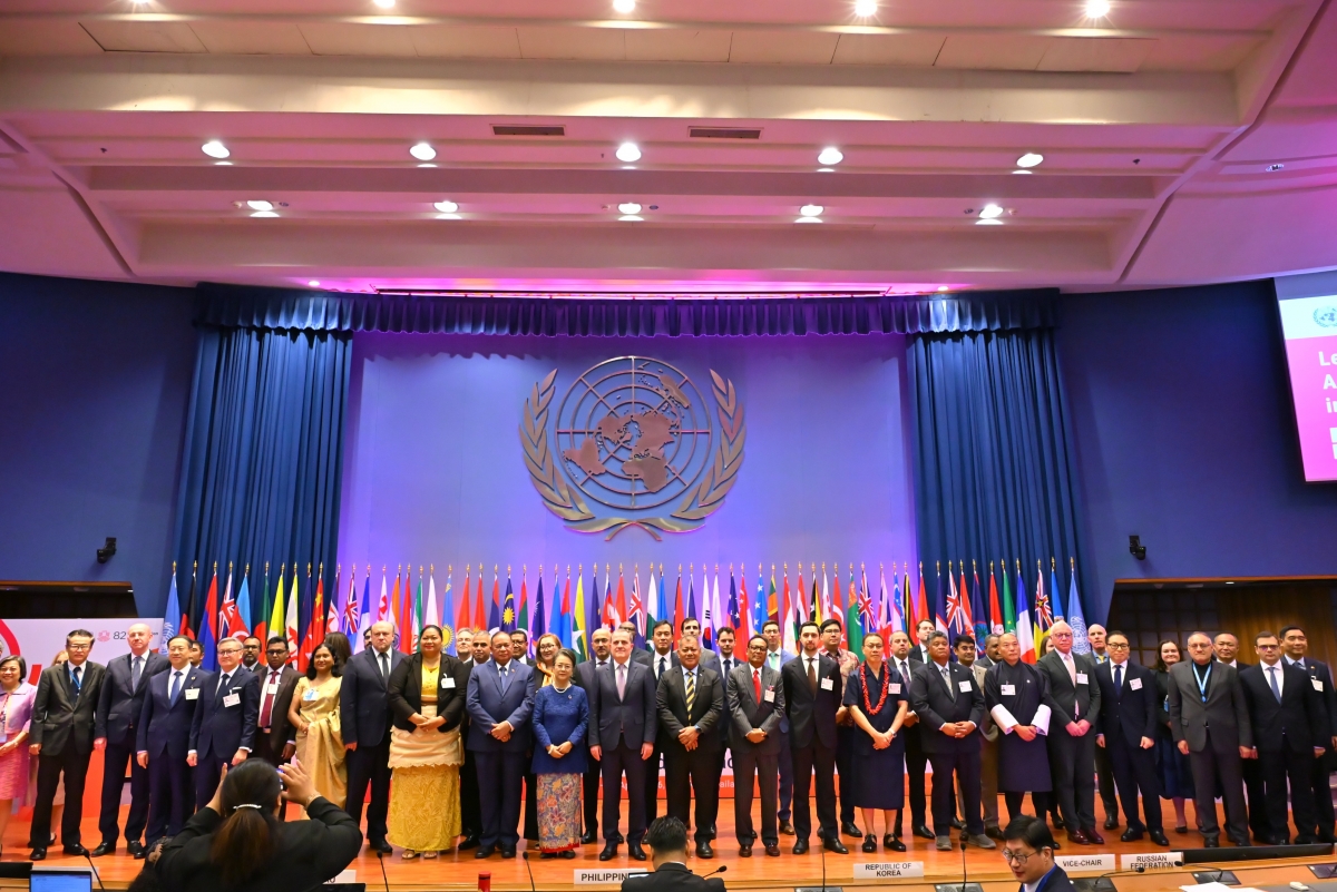 Các đại biểu tham dự Khóa họp chụp ảnh lưu niệm