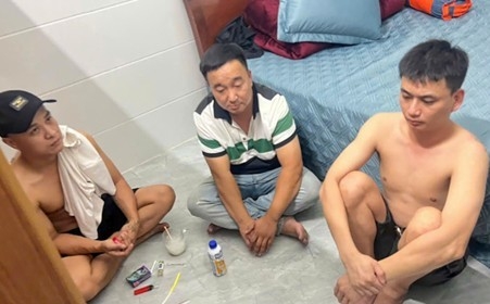 Các đối tượng bị bắt quả tang khi đang thực hiện hành vi tổ chức, sử dụng trái phép chất ma túy (Ảnh: BHT)
