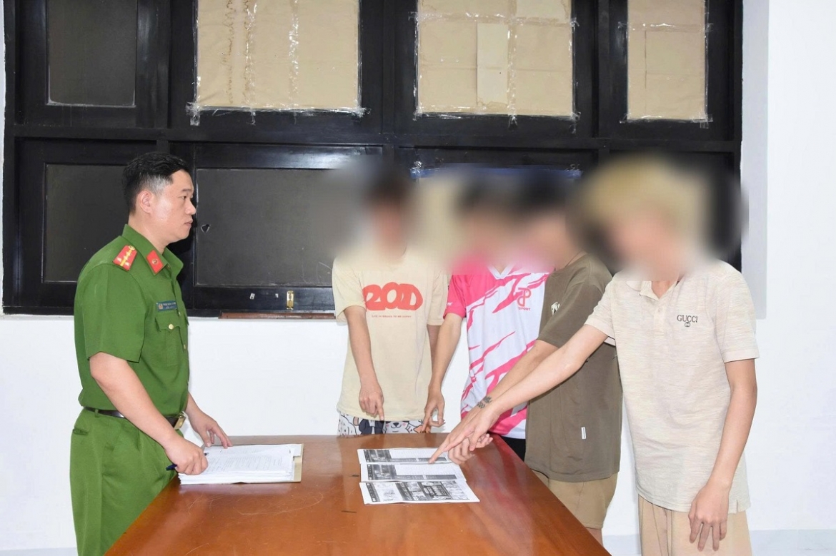 Các đối tượng tham gia đánh bạc trên không gian mạng bị bắt giữ. Ảnh: CALĐ