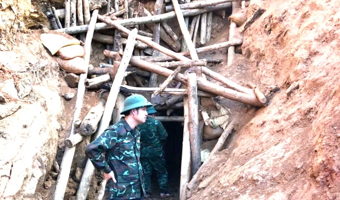 Các hố khai thác vàng trái phép ở xã A Lưới 1, thành phố Huế