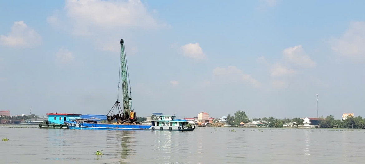 Các mỏ cát sông tại tỉnh Đồng Tháp chỉ phục vụ các dự án trọng điểm Quốc gia nên doanh nghiệp xây dựng nội tỉnh phải đi mua từ nguồn ngoài tỉnh