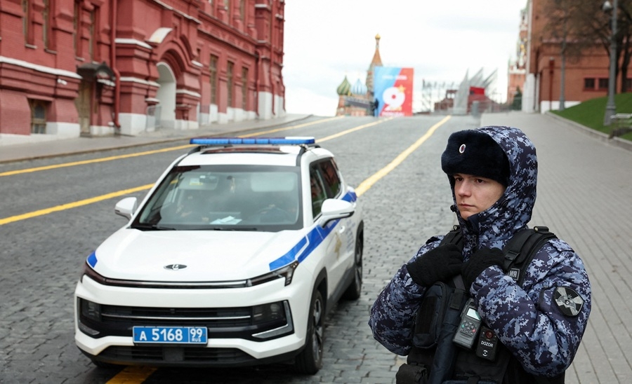 Các sĩ quan Nga tuần tra khu vực gần Quảng trường Đỏ ở Moscow. Ảnh: Reuters