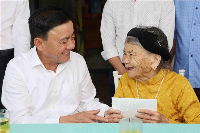 Thường trực Ban Bí thư Trần Cẩm Tú thăm hỏi, tặng quà Mẹ Việt Nam Anh hùng Trần Thị Em, xã Đại Huệ, tỉnh Nghệ An. Ảnh: Phương Hoa/TTXVN