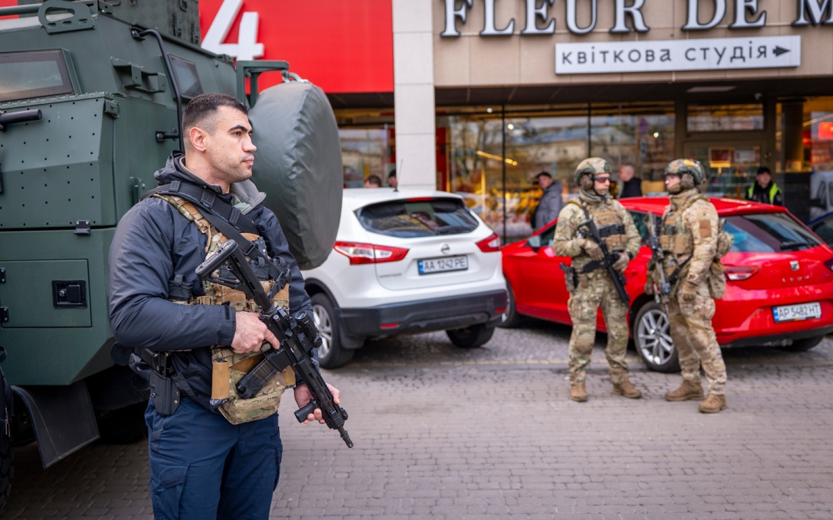 Cảnh sát vũ trang Ukraine tại hiện trường vụ xả súng ở Kiev. Ành: AP.