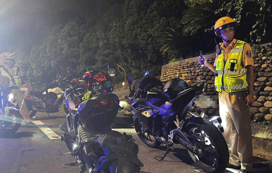 Cảnh sát giao thông kiểm tra, xử lý nhiều trường hợp người nước ngoài điều khiển xe mô tô phân khối lớn trên bán đảo Sơn Trà (Ảnh Công an)
