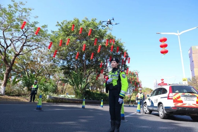 Cảnh sát giao thông thành phố Thâm Quyến sử dụng drone để phát hiện và xử lý vi phạm giao thông. Ảnh: eastday.com
