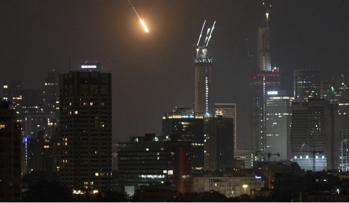 Một cuộc tấn công của Iran vào cơ sở hạ tầng Israel. Ảnh: AP