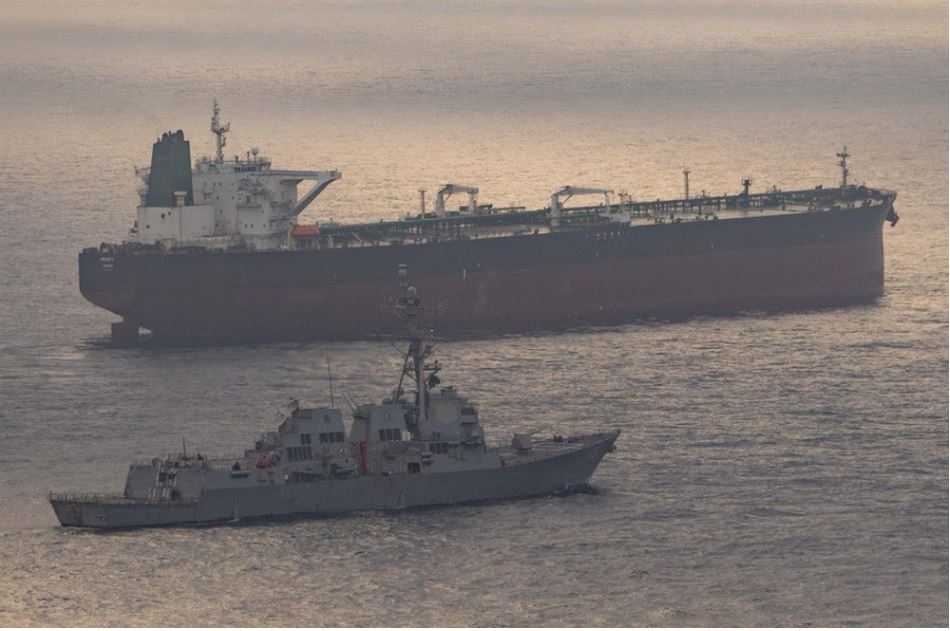Tàu thuyền qua eo biển Hormuz. Ảnh: AP