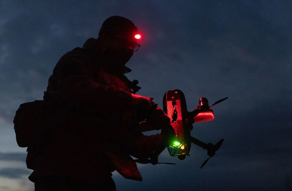 Binh sỹ Ukraine chuẩn bị đánh chặn UAV. Ảnh: Nikoletta Stoyanova /Getty