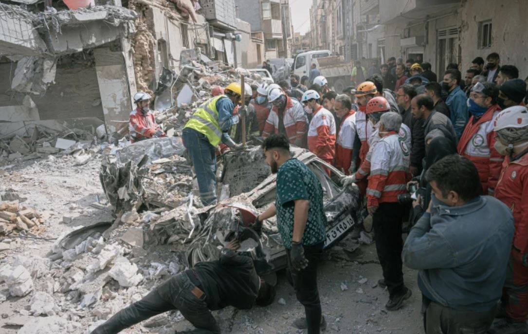 Hiện trường một vụ không kích tại Iran. Ảnh: AP