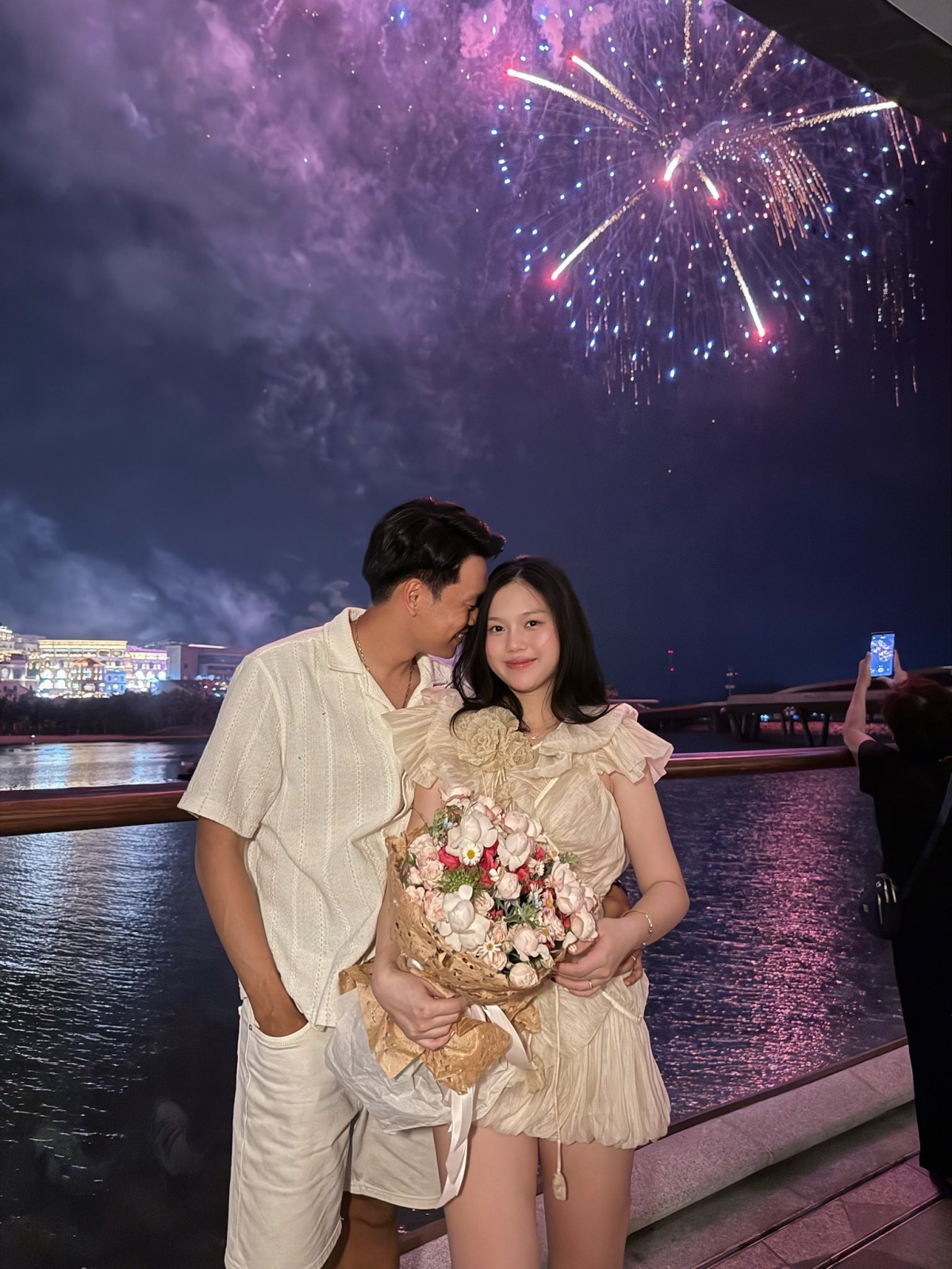 Cầu thủ Nguyễn Thành Chung đăng tải loạt ảnh tình cảm bên vợ nhân dịp kỷ niệm 4 năm ngày cưới. Khoảnh khắc ngọt ngào nhanh chóng nhận về nhiều lời chúc từ người hâm mộ.