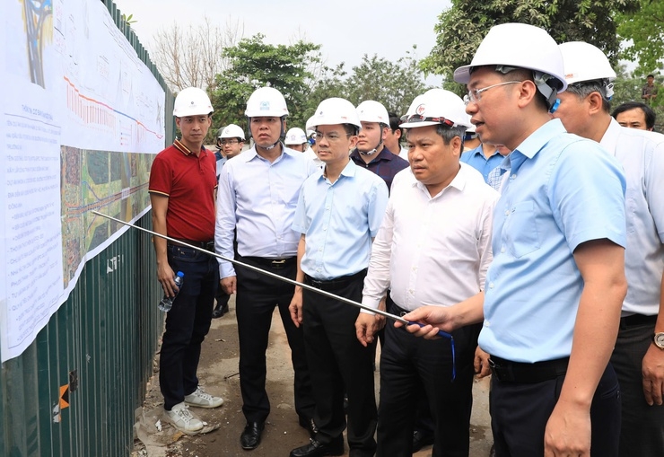 Chủ tịch UBND thành phố Hà Nội Vũ Đại Thắng (thứ tư, từ trái sang) kiểm tra tiến độ Dự án đầu tư xây dựng cầu Tứ Liên và đường dẫn hai đầu cầu.