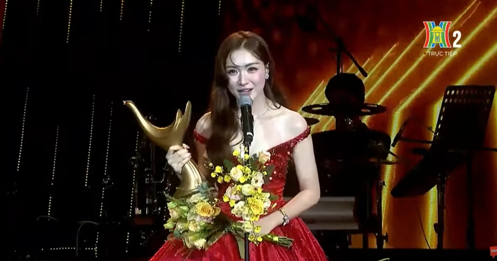 Hòa Minzy là Ca sĩ của năm