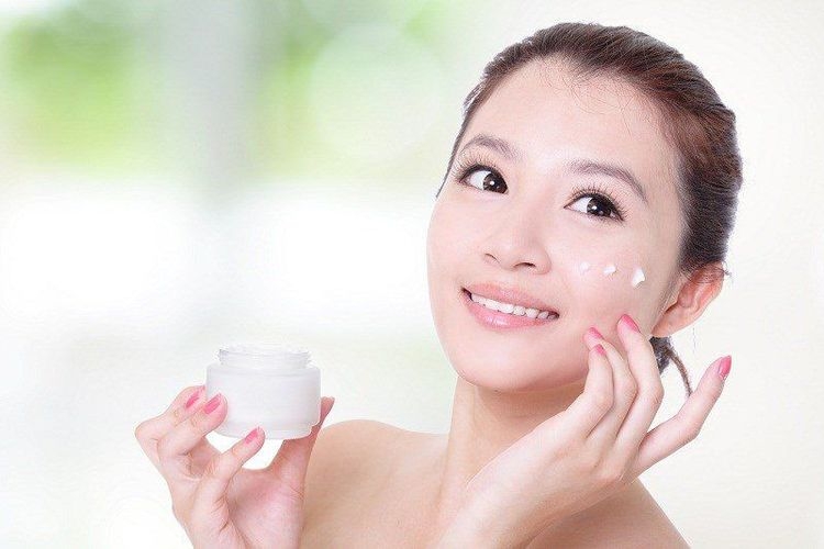 Việc điều chỉnh thói quen chăm sóc da là cần thiết để giữ da cân bằng và khỏe hơn