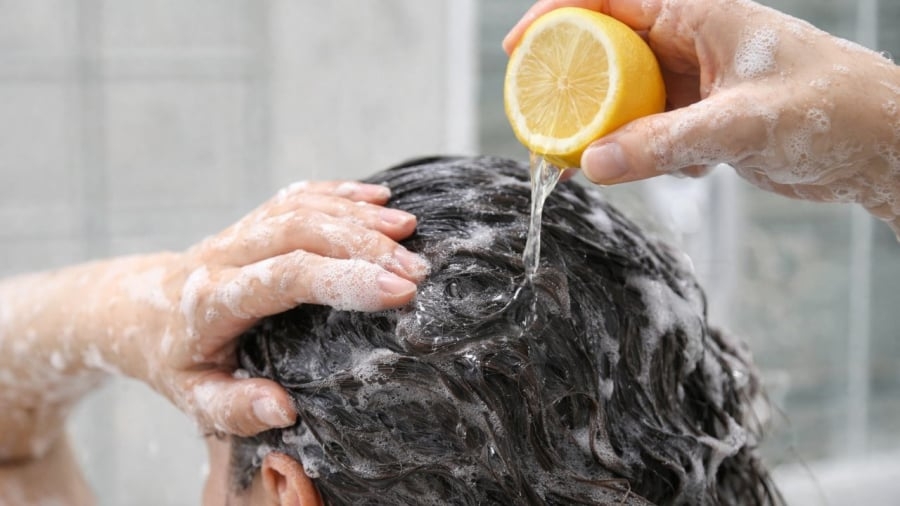 Chanh là nguyên liệu quen thuộc trong nhiều phương pháp chăm sóc tóc tại nhà