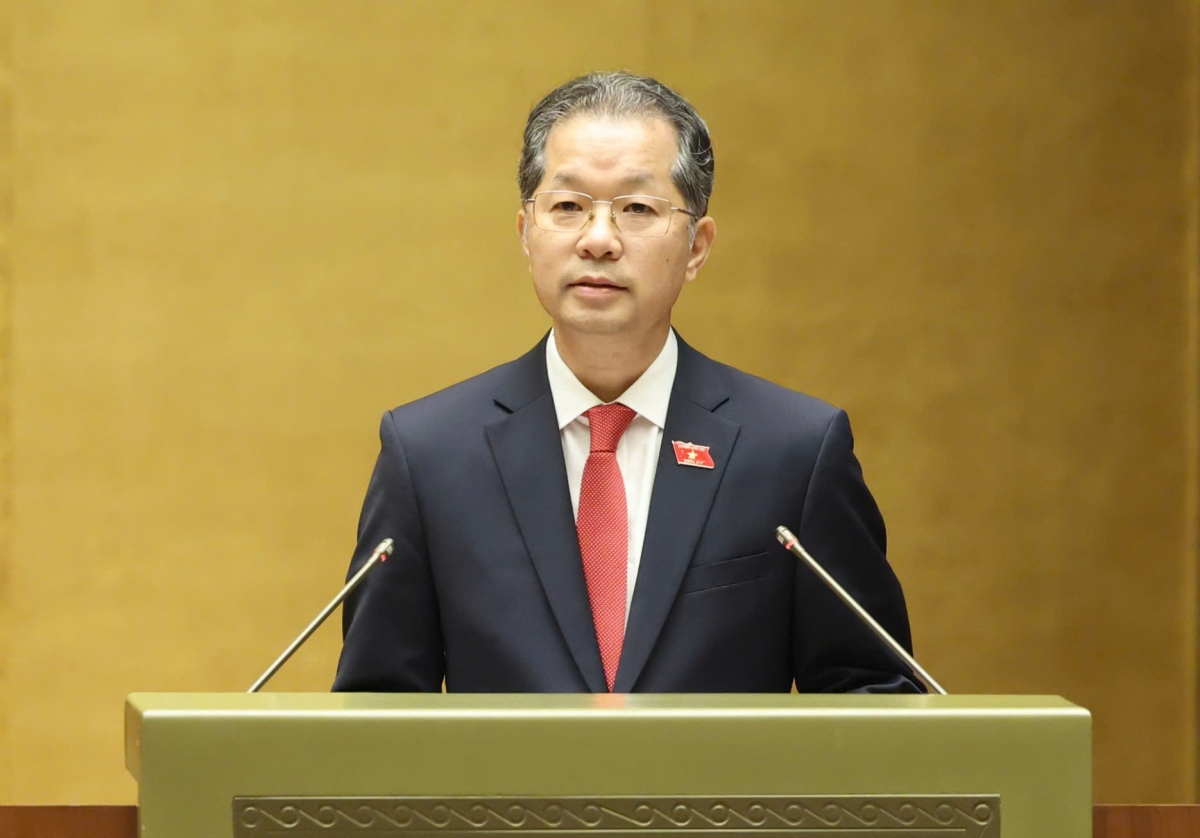 Chánh án Tòa án Nhân dân Tối cao Nguyễn Văn Quảng trình danh sách Thẩm phán trước Quốc hội