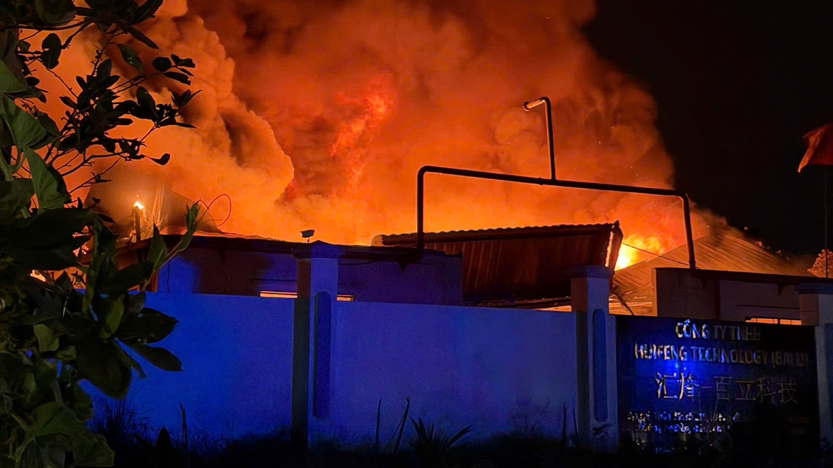 Cháy kèm tiếng nổ lớn tại công ty sản xuất sơn ở TP.HCM | VOV.VN