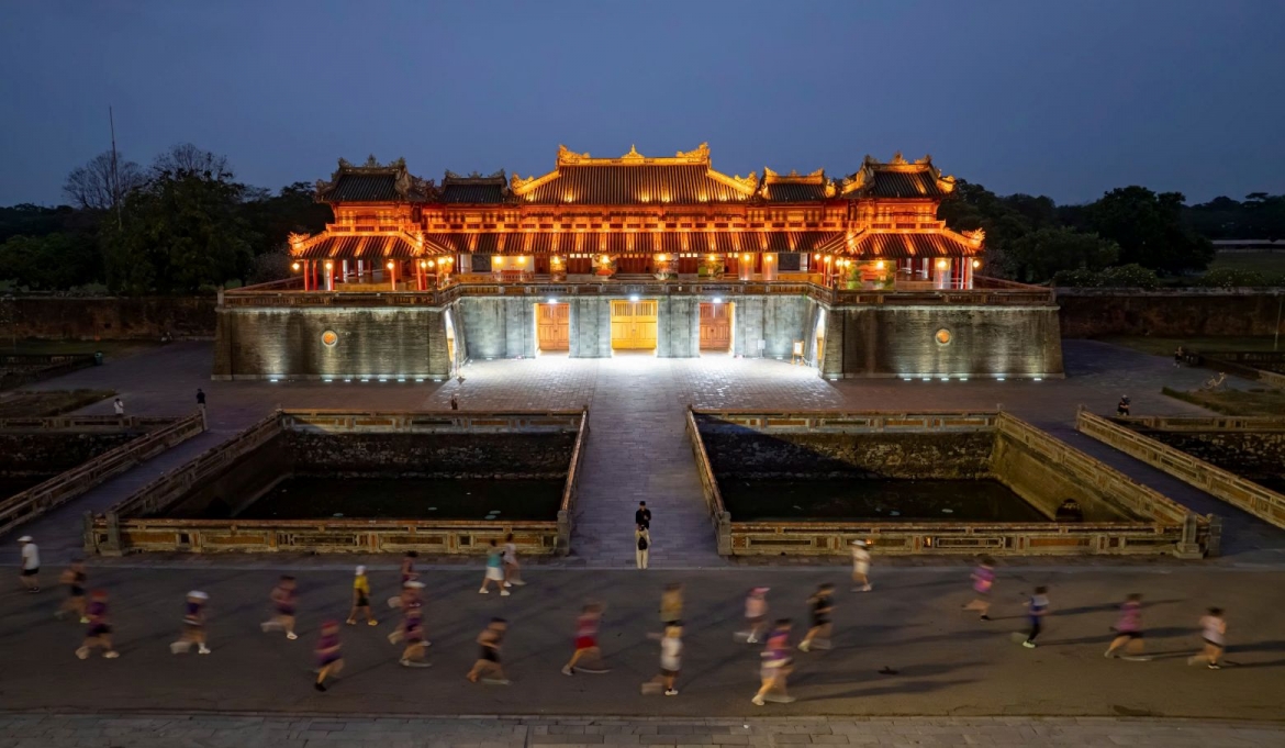 Chạy qua cổng Ngọ Môn