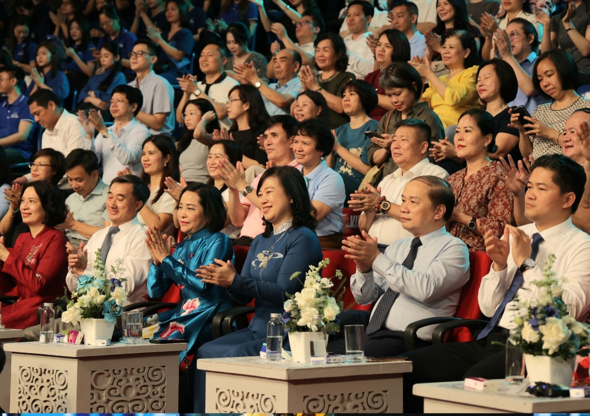 Phó Chủ tịch Quốc hội Nguyễn Thị Thanh và các đại biểu dự chương trình. (Ảnh: Trần Minh).