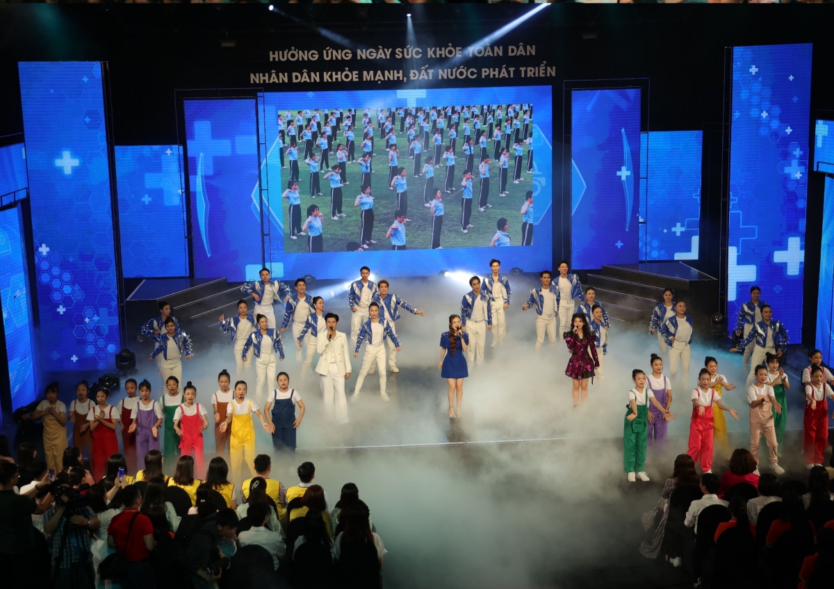 Chương trình nghệ thuật chính luận “Nhân dân khỏe mạnh – Đất nước phát triển”. (Ảnh Trần Minh)