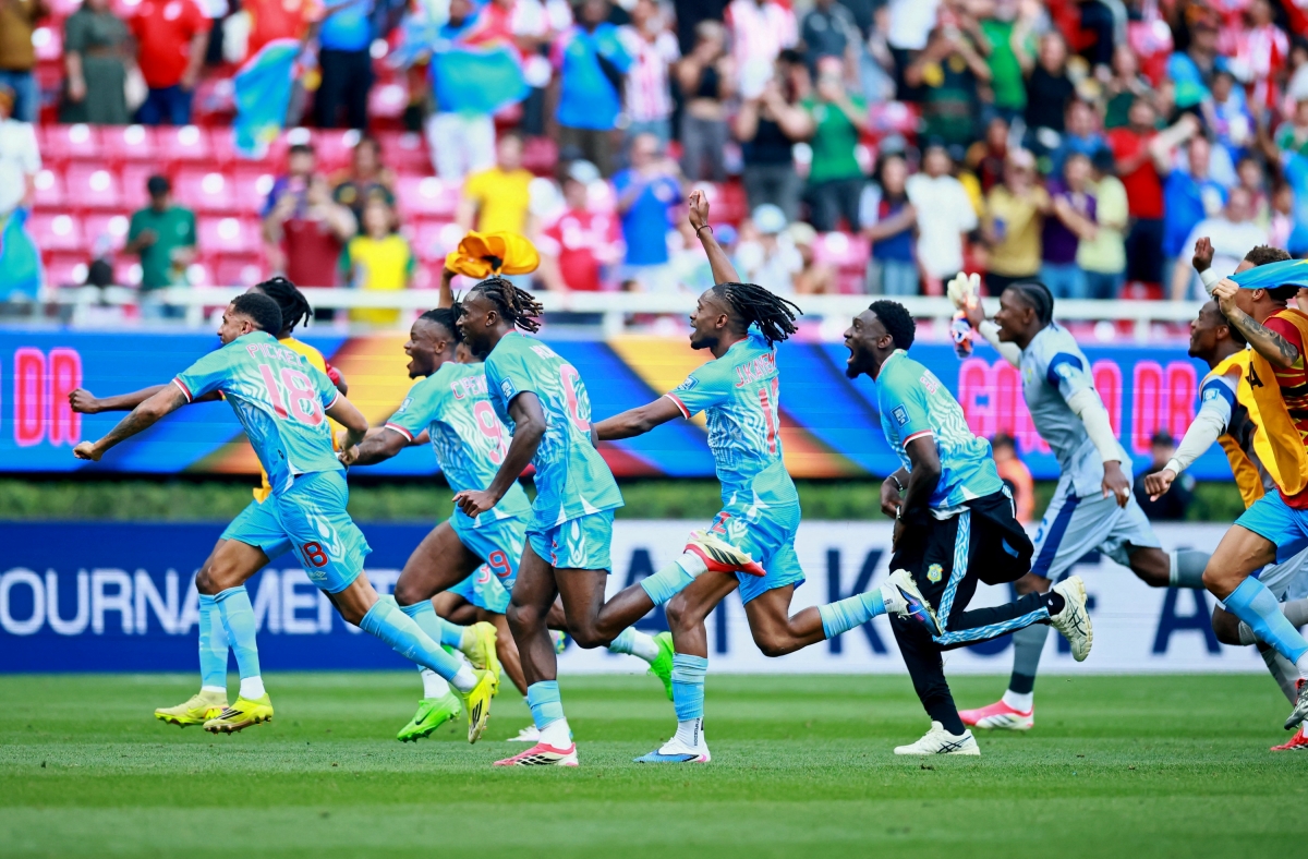 Các cầu thủ CHDC Congo vỡ òa cảm xúc sau khi tiếng còi mãn cuộc của trọng tài vang lên. (Ảnh: Reuters)