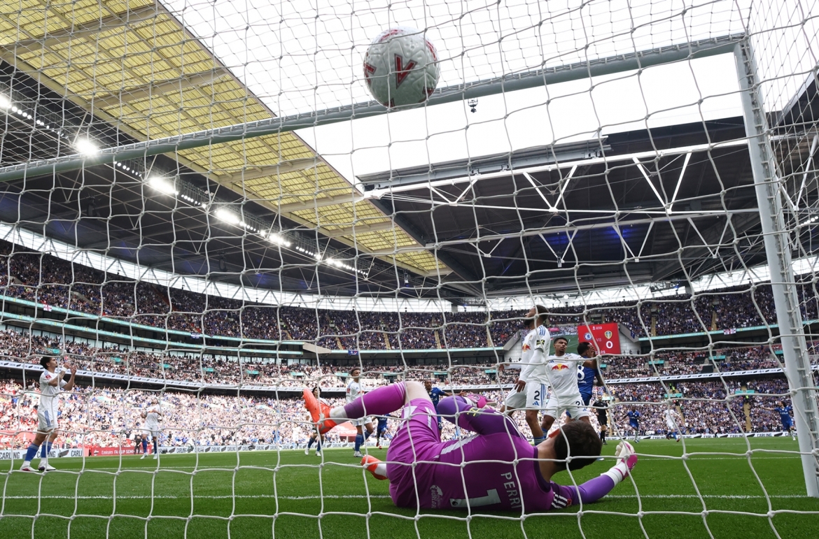 Enzo Fernandez dứt điểm tung lưới Leeds. (Ảnh: Reuters)