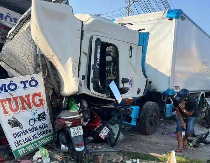 Chiếc xe tải dừng lại sau khi tông vào cột điện bên đường.