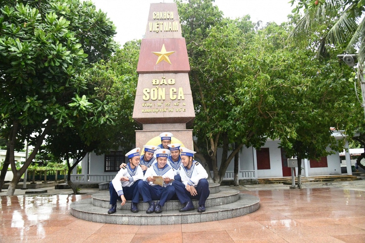 Chiến sĩ đảo Sơn Ca – Quần đảo Trường Sa tìm hiểu giá trị lịch sử của ngày 30/4 bên cột mốc chủ quyền