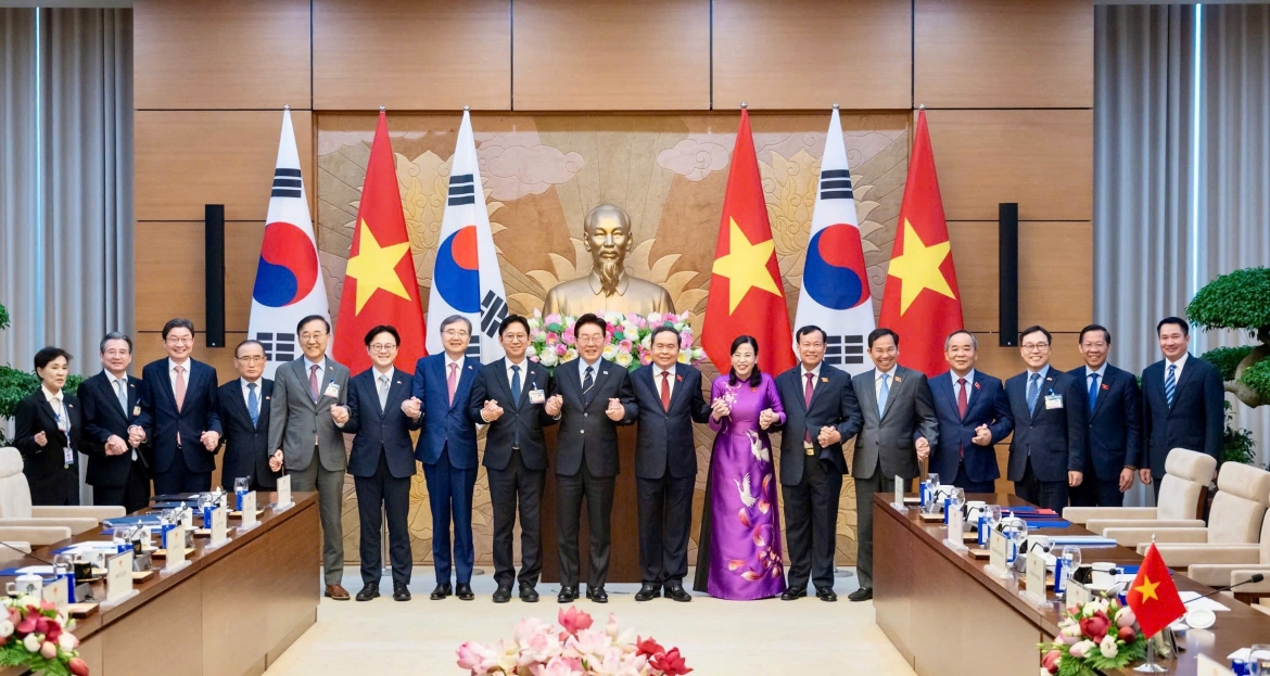 Chủ tịch Quốc hội Trần Thanh Mẫn và Tổng thống Hàn Quốc Lee Jae Myung với đại biểu. 