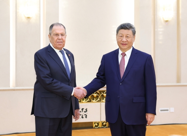 Chủ tịch Trung Quốc Tập Cận Bình tiếp Ngoại trưởng Nga Sergei Lavrov tại Đại lễ đường nhân dân sáng ngày 15/4. 