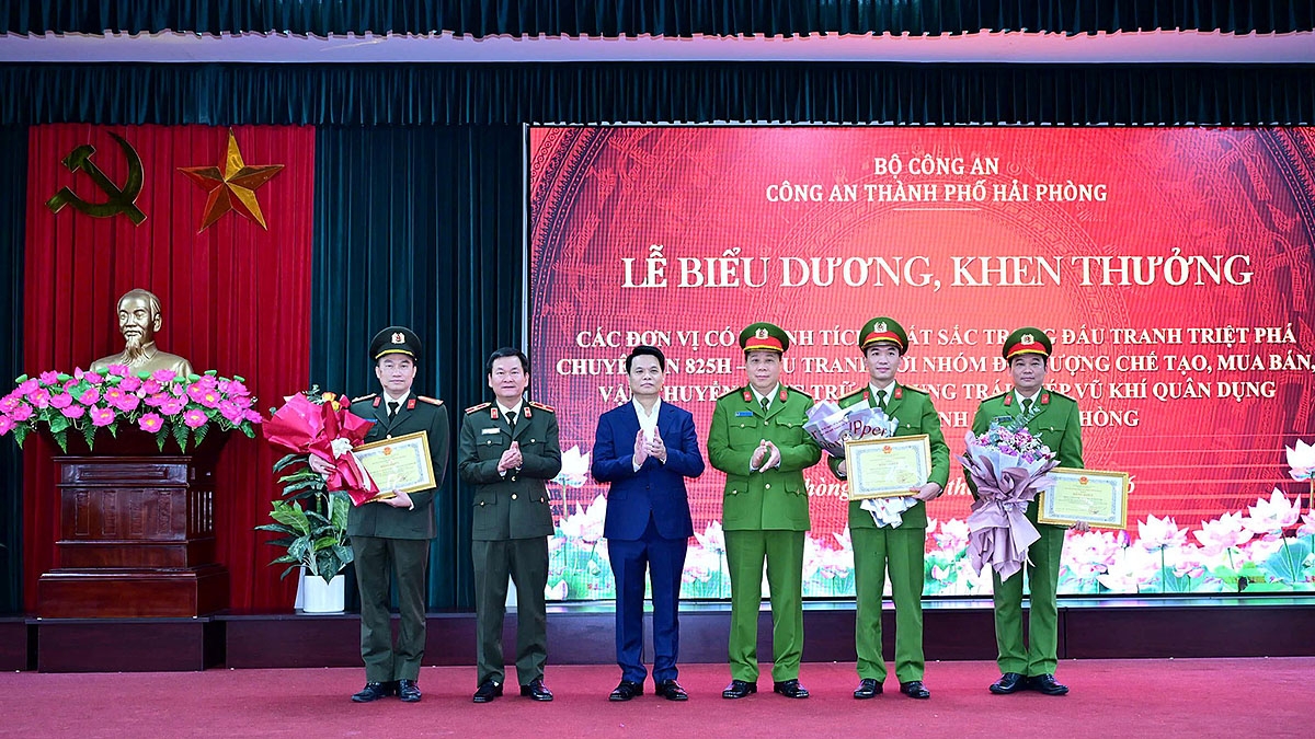 Chủ tịch UBND TP Hải Phòng Lê Ngọc Châu và Thiếu tướng Bùi Quang Bình, Giám đốc Công an TP Hải Phòng khen thưởng Phòng Cảnh sát Hình sự và các đơn vị tham gia chuyên án. (Ảnh: Công an Hải Phòng)