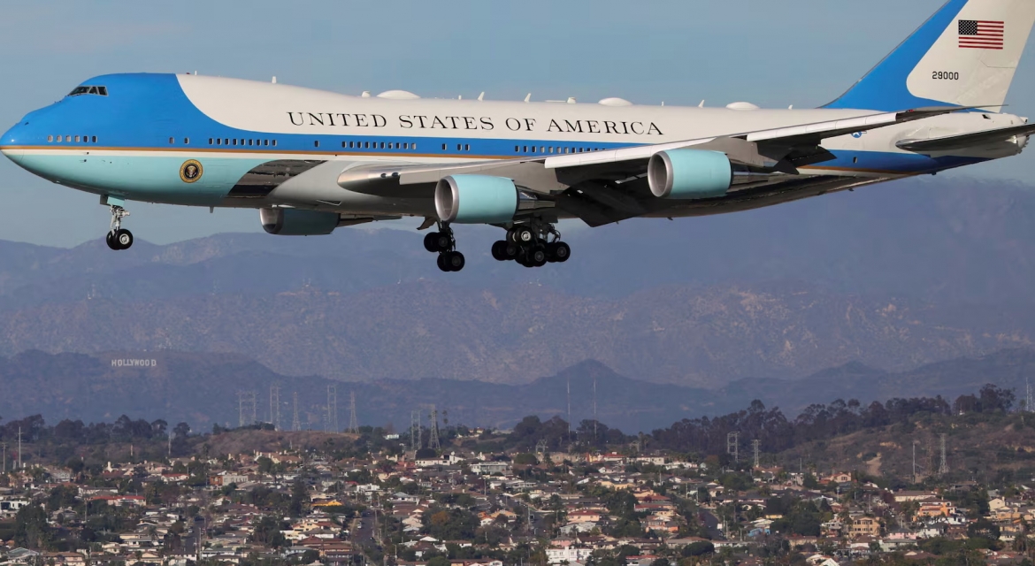 Máy bay Không lực Một chở Tổng thống Mỹ Trump trên bầu trời Los Angeles. Ảnh: Reuters.