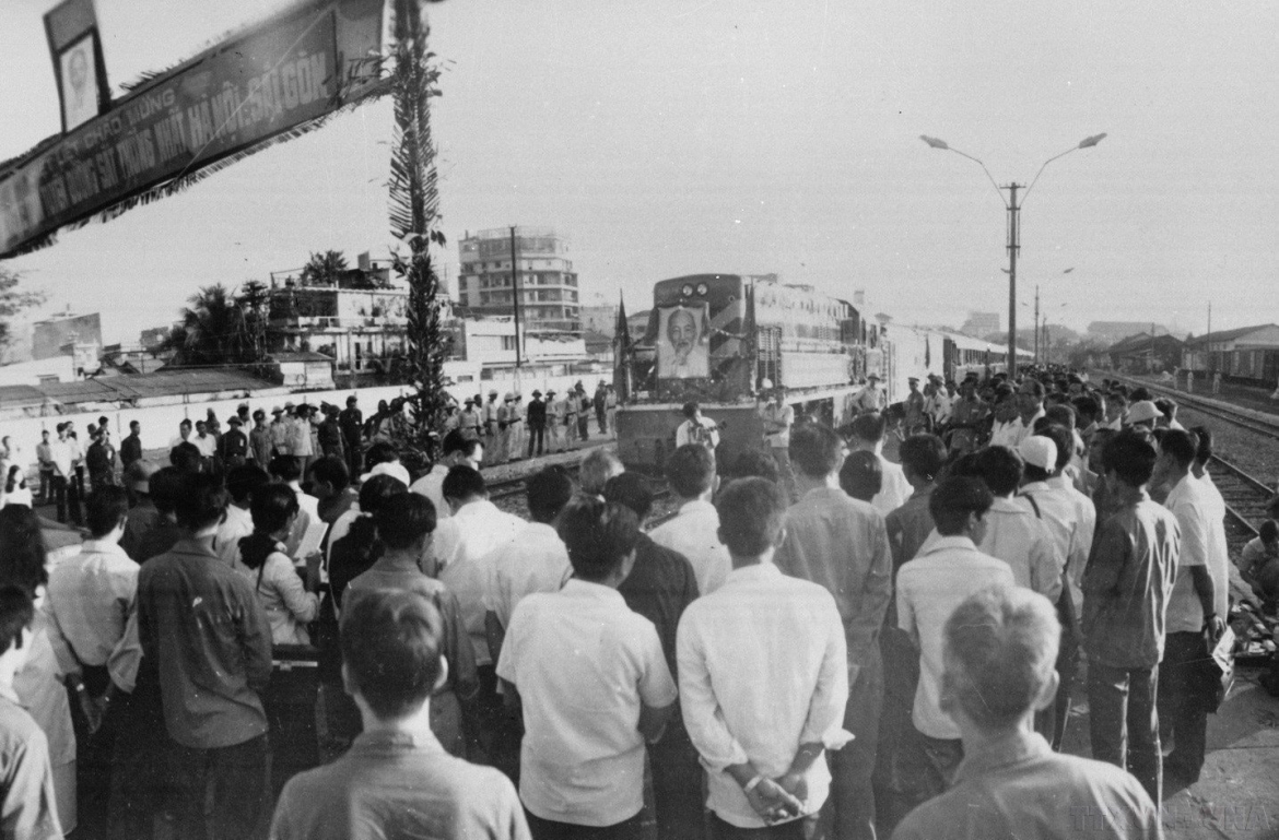 Đoàn tàu Thống Nhất Bắc - Nam đầu tiên tiến vào sân ga Sài Gòn. (Ảnh: TTXVN)