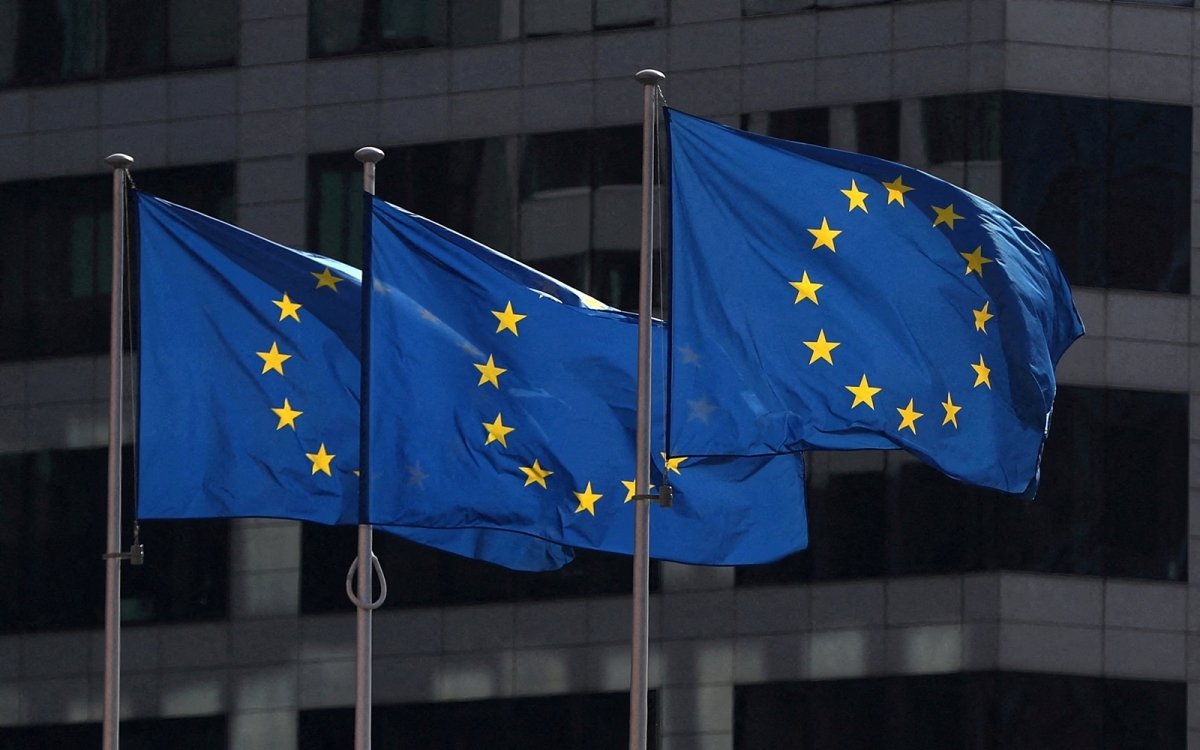 Cờ EU trước trụ sở Ủy ban châu Âu. Ảnh: Reuters.