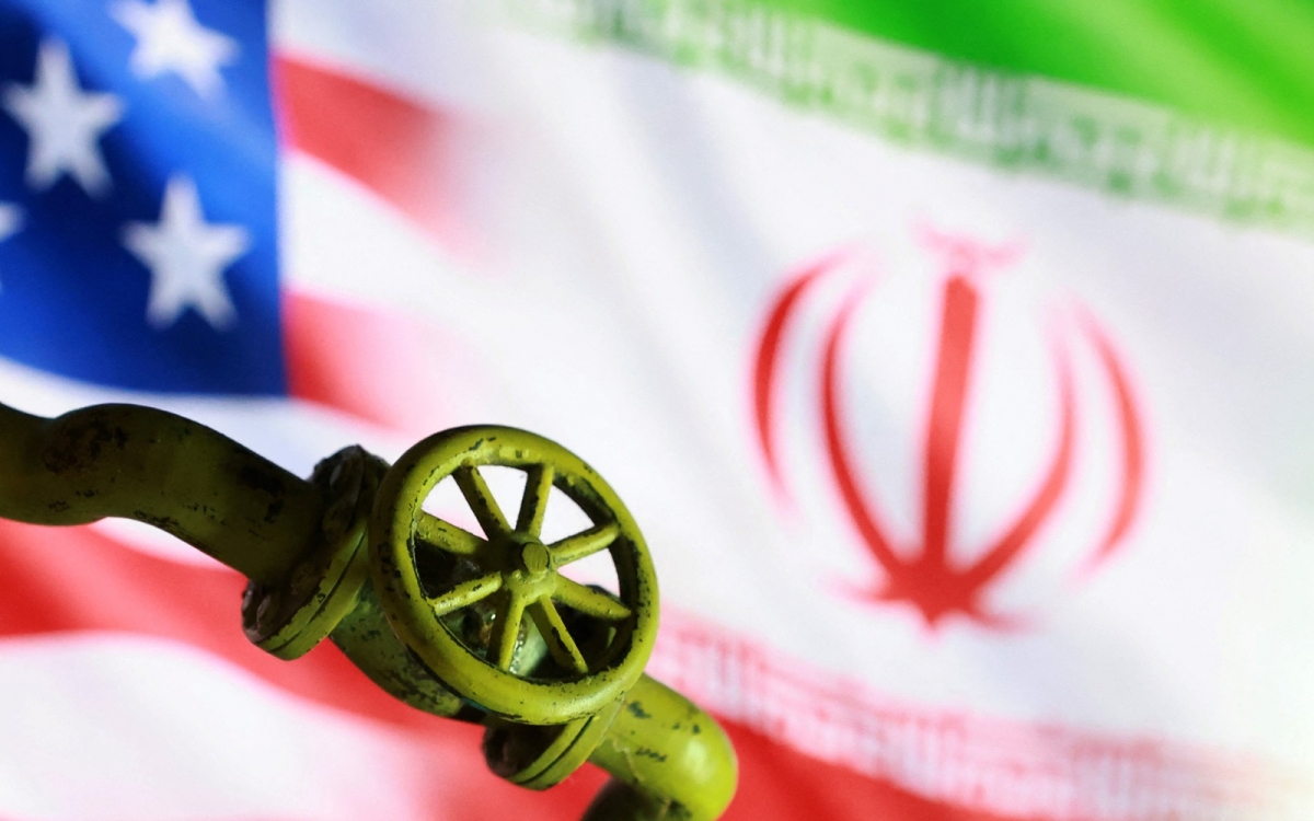 Cờ Mỹ - Iran và biểu tượng ống dầu khí. Ảnh: Reuters.