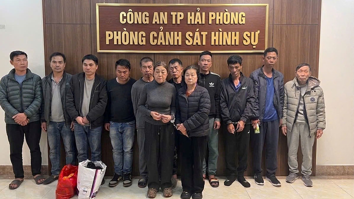 Cơ quan CSĐT Công an TP Hải Phòng khởi tố vụ án hình sự, khởi tố bị can 12 đối tượng về hành vi chế tạo, mua bán, tàng trữ, vận chuyển, sử dụng trái phép vũ khí quân dụng
 (Ảnh: Công an Hải Phòng)