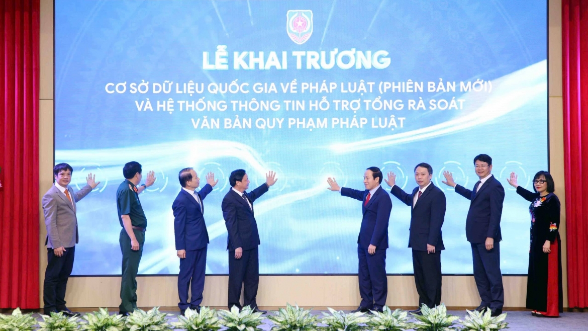 Các đại biểu bấm nút Khai trương Cơ sở dữ liệu quốc gia về pháp luật (phiên bản mới).