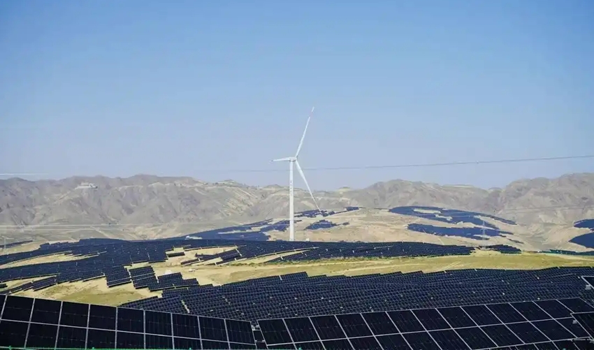 Cơ sở quang điện đơn lẻ lớn nhất Trung Quốc ở tỉnh Ninh Hạ, miền Tây Bắc nước này. Ảnh: Fengmian News