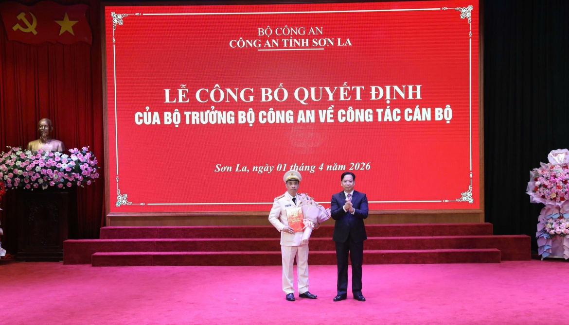 Bí thư Tỉnh ủy Sơn La Hoàng Văn Nghiệm trao quyết định của Ban Thường vụ Tỉnh ủy về việc chỉ định Đại tá Nguyễn Minh Tuấn, Giám đốc Công an tỉnh tham gia Ủy viên BCH Đảng bộ, Ủy viên BTV Đảng ủy, giữ chức Bí thư Đảng ủy Công an tỉnh, nhiệm kỳ 2026-2031. 