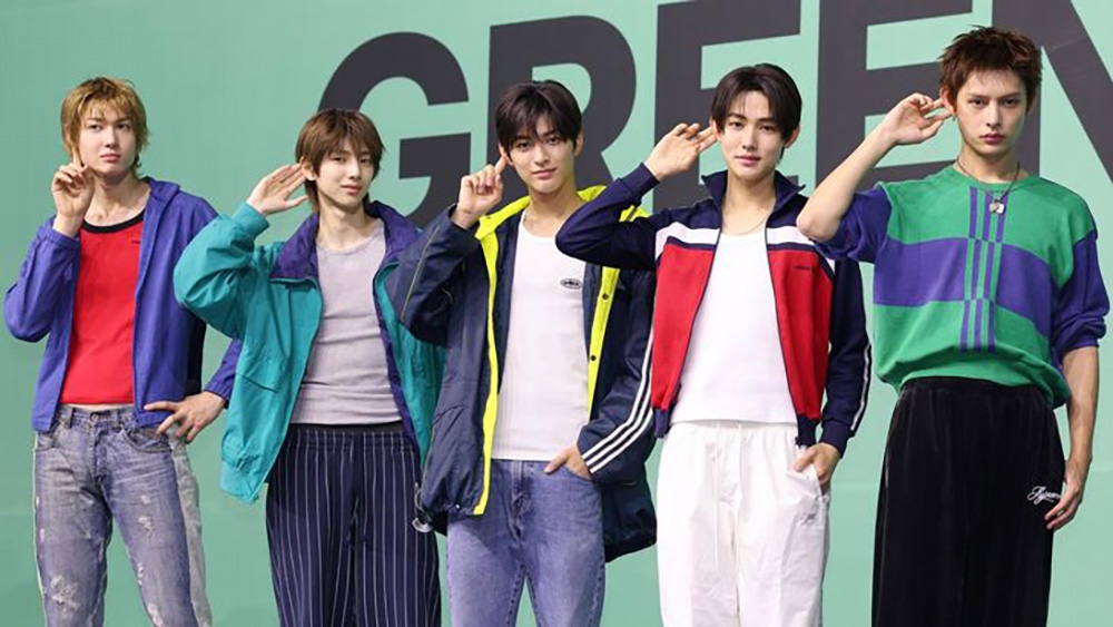 Từ trái sang, các thành viên CORTIS gồm: Martin, Juhoon, Keonho, Seonghyeon và James tạo dáng trong  sự kiện báo chí tại YES24 Live Hall, Seoul. (Ảnh: Yonhap)