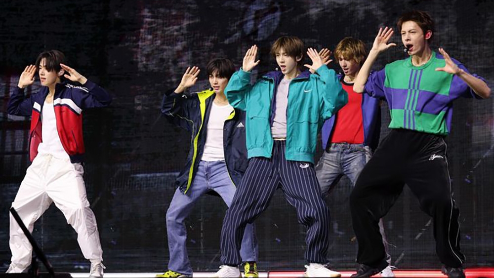 Nhóm nhạc K-pop nam CORTIS trình diễn “REDRED”, ca khúc phát hành trước từ EP thứ hai sắp ra mắt của nhóm mang tên “GREENGREEN” trong sự kiện báo chí ở YES24 Live Hall, Seoul (Ảnh: Yonhap)