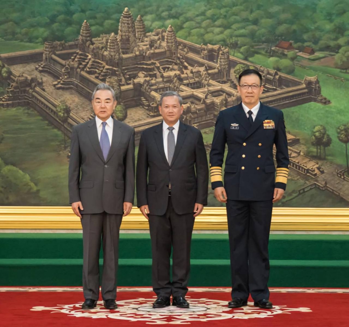 Ngoại trưởng Trung Quốc Vương Nghị (Wang Yi) , Bộ trưởng Quốc phòng Đổng Quân (Dong Jun) và Thủ tướng Hun Manet tại Cung Hòa Bình. (Ảnh: Văn phòng Thủ tướng Hun Manet)