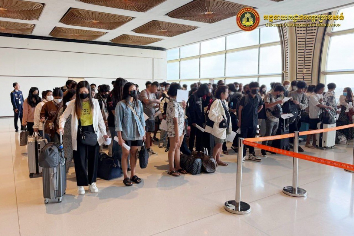 Lực lượng chức năng Campuchia trục xuất người nước ngoài do liên quan đến hoạt động lừa đảo trực tuyến. (Ảnh: Tổng cục di trú)