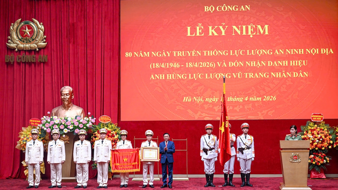 Đồng chí Trần Cẩm Tú trao tặng danh hiệu Anh hùng lực lượng vũ trang nhân dân tại buổi lễ