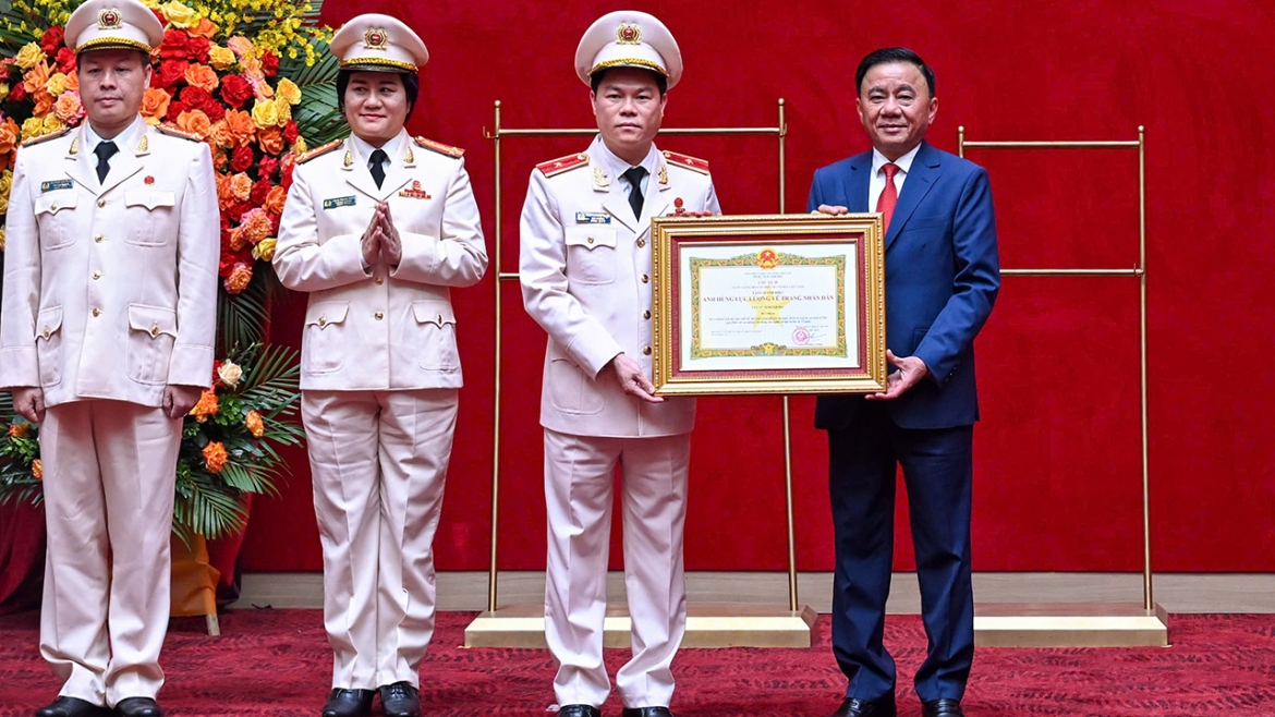 Thiếu tướng Nguyễn Hữu Mạnh đại diện lực lượng An ninh nội địa đón nhận danh hiệu Anh hùng lực lượng vũ trang nhân dân tại buổi lễ