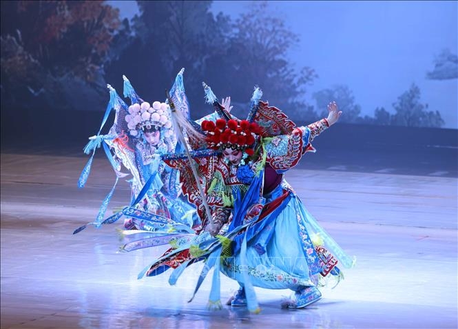 Một tiết mục trong Chương trình biểu diễn nghệ thuật Việt Nam - Trung Quốc. Ảnh: Thống Nhất/TTXVN