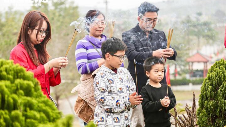 Nghi lễ cúng Tết Thanh minh không thể thiếu các bài văn khấn. (Ảnh: Đắc Huy)