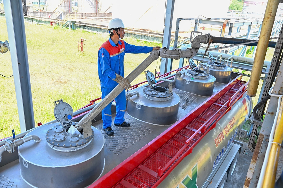 Cuối tháng 3, những lô E100 đã được xuất bán
