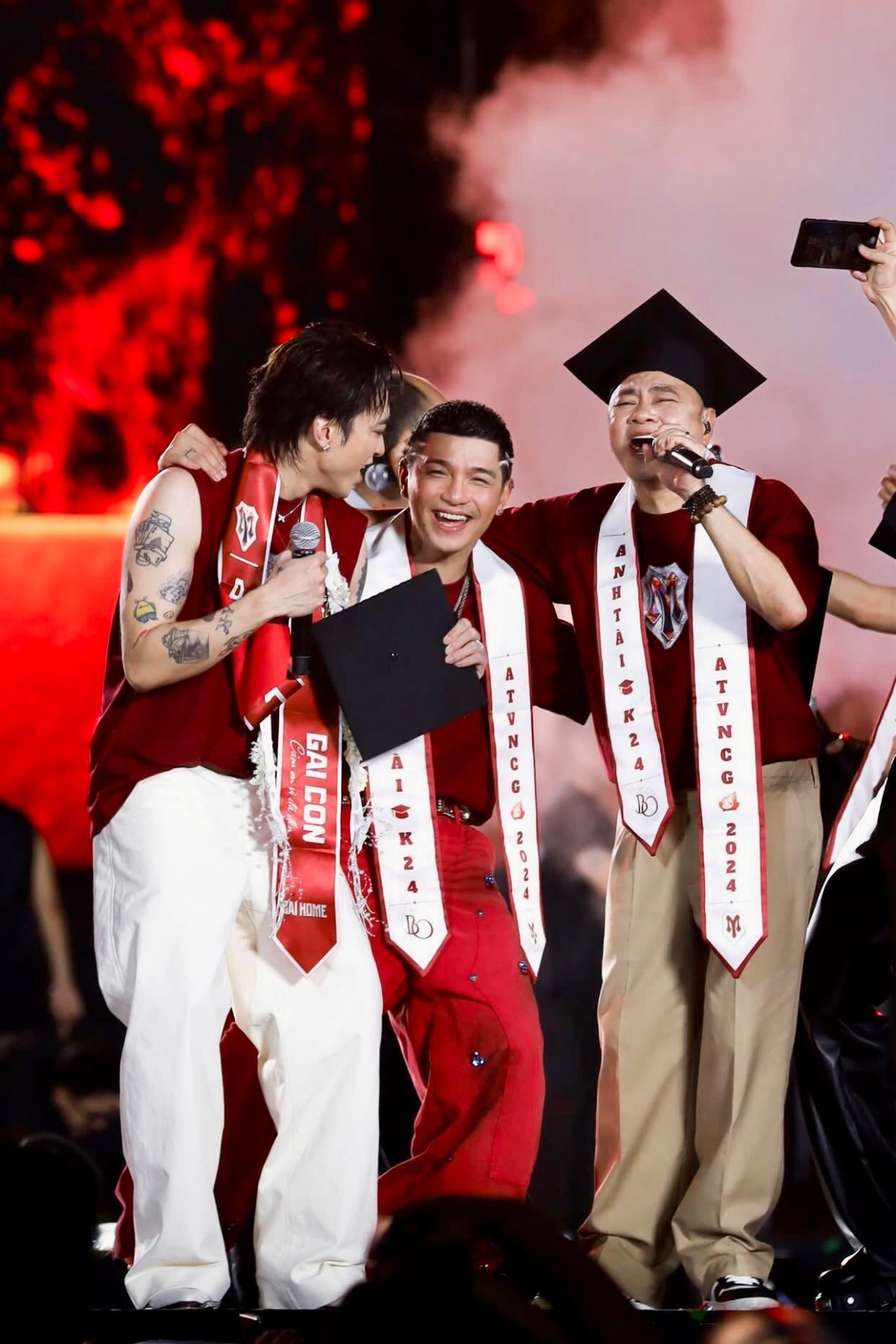Cường Seven pha chút hài hước: “Nhà Sao Sáng không đủ điểm tốt nghiệp... cần thi lại" khiến fan thích thú.
