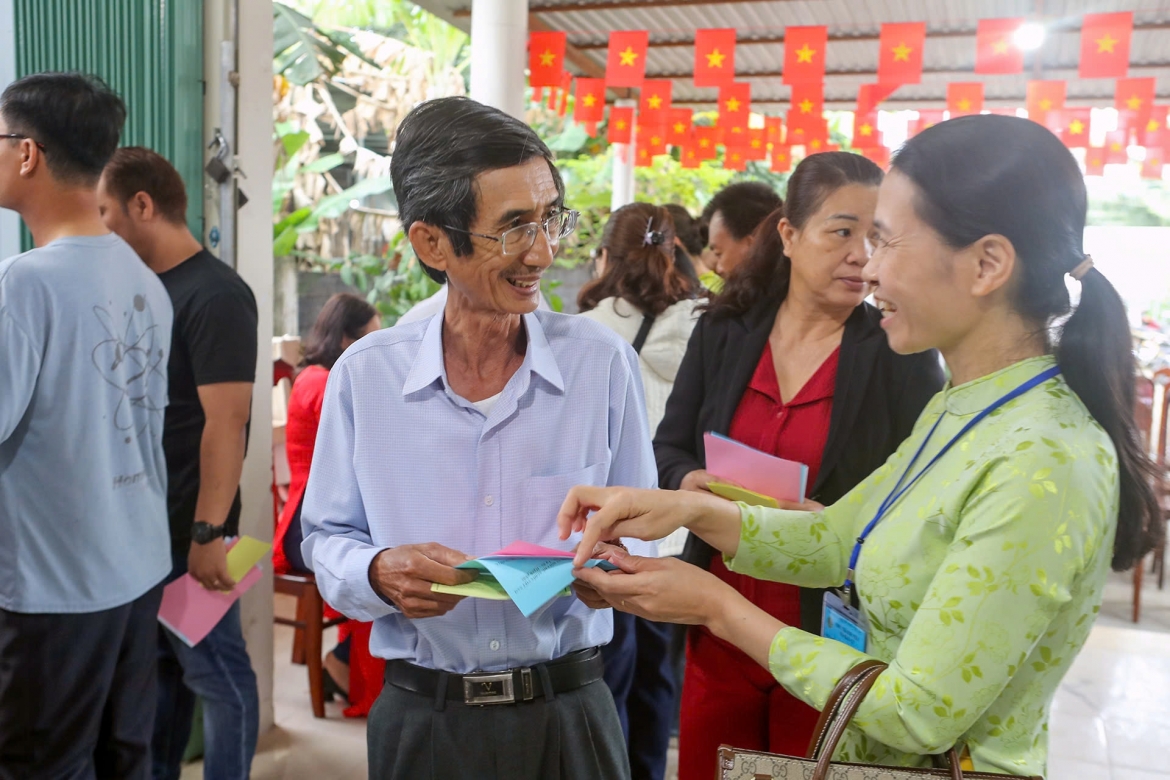 Cử tri bỏ phiếu tại khu vực bỏ phiếu số 31, phường Nam Nha Trang, tỉnh Khánh Hòa. Ảnh: Xuân Ngọc